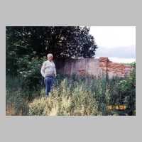079-1086 Im Jahre 2003  -  Manfred Lewerenz vor den Ruinen des elterlichen  Anwesens. (Haus 116).jpg